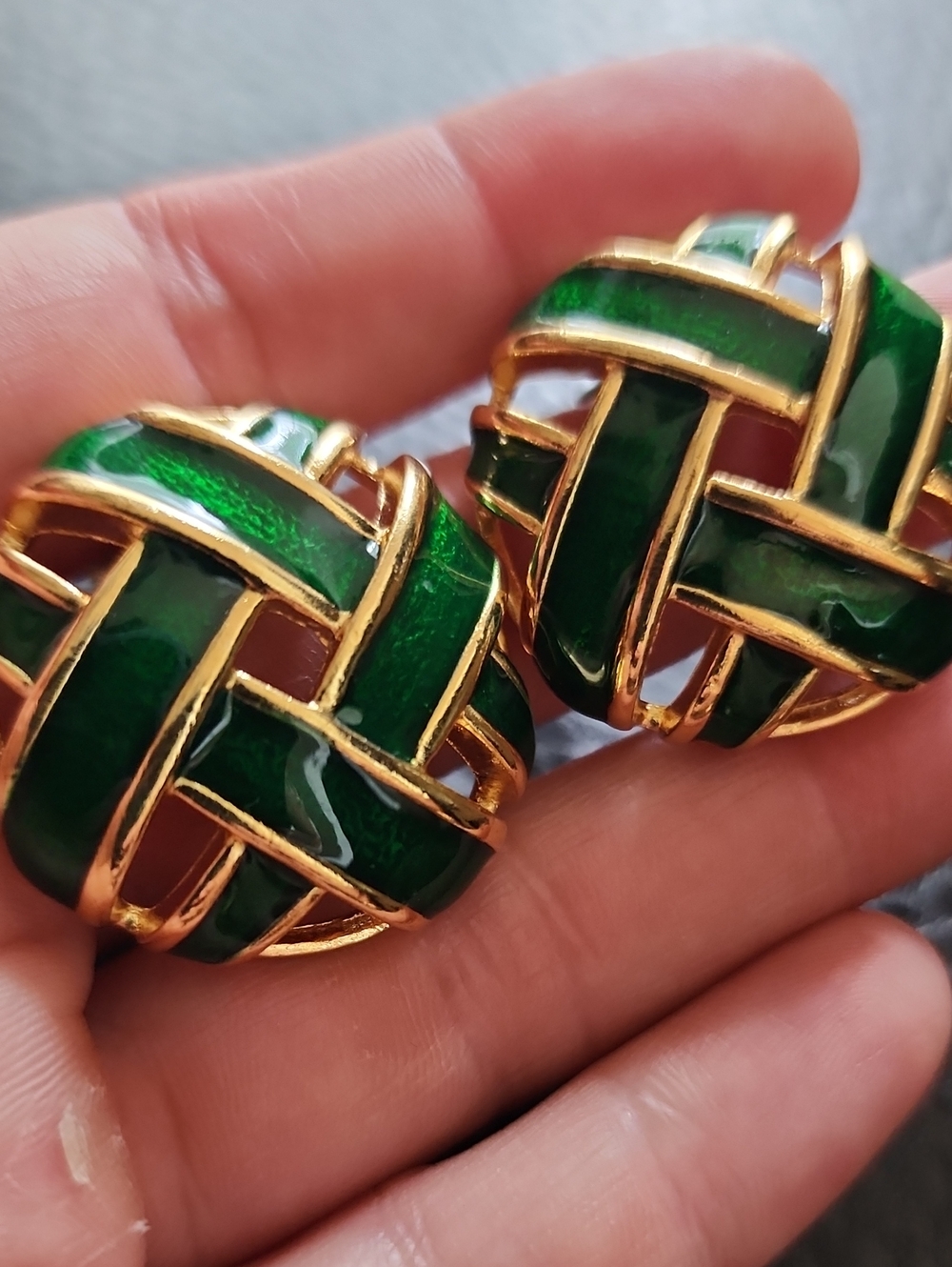 VTG Avon Gold-Tone Emerald Green Woven Clip-On Earrings